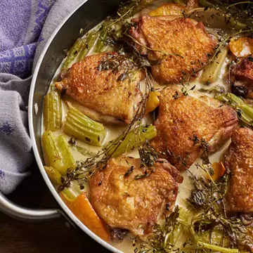 Sobrecoxa de frango com salsão, tomilho e laranja
