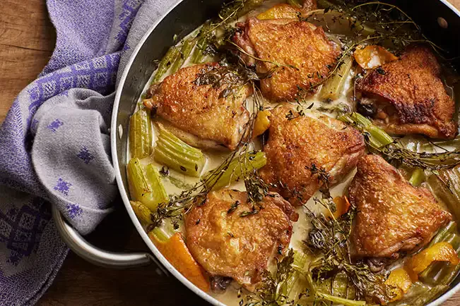 Receita de Sobrecoxa de frango com salsão, tomilho e laranja