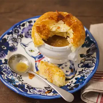 Sopa de cebola com massa folhada