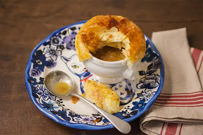 Sopa de cebola com massa folhada