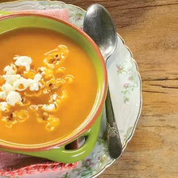 Sopa de cenoura com curry e leite de coco