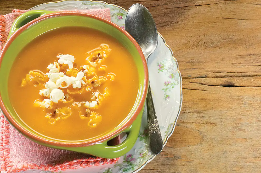 Sopa de cenoura com curry e leite de coco