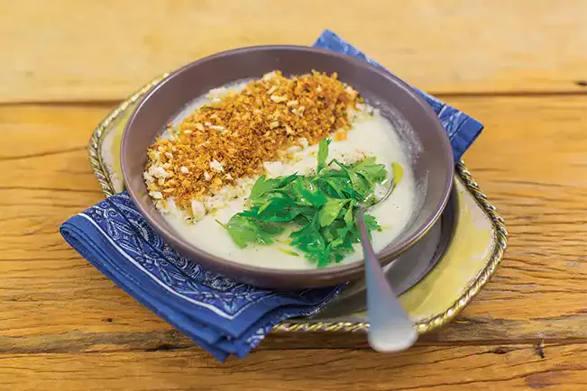 Receita de Sopa de couve-flor com farofinha de pão