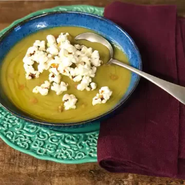 Sopa de ervilha e bacon com pipoca