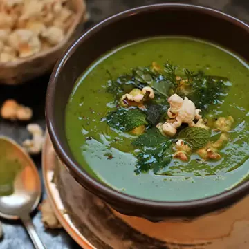 Sopa de ervilha fresca com hortelã e pipoca