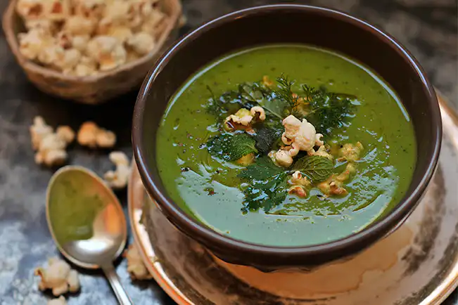 Sopa de ervilha fresca com hortelã e pipoca