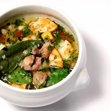 Sopa de feijão-branco com camarão e lingüiça