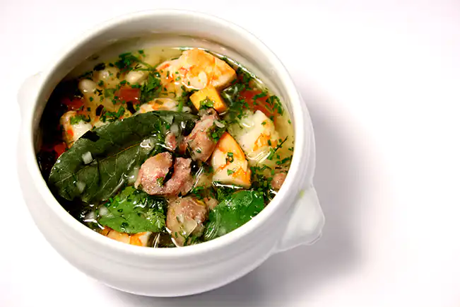 Sopa de feijão-branco com camarão e lingüiça