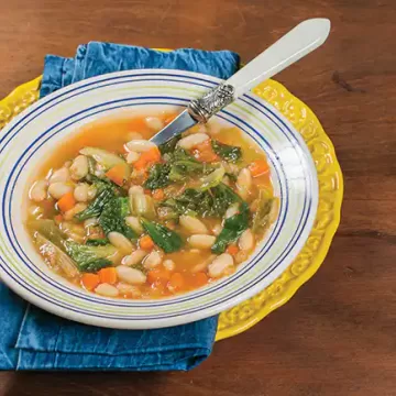 Sopa de feijão-branco com escarola
