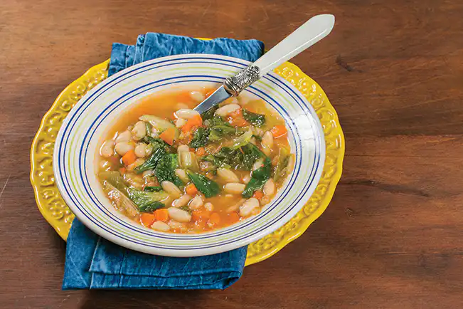 Sopa de feijão-branco com escarola