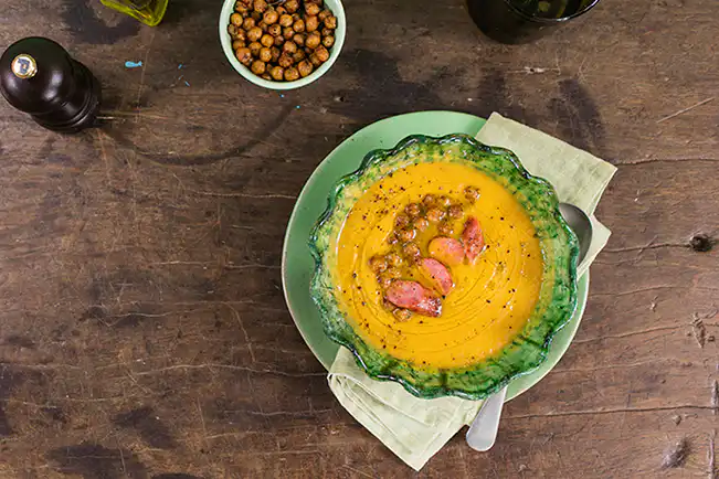 Sopa de grão-de-bico com linguicinha
