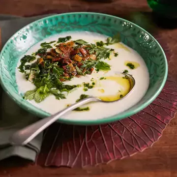 Sopa de iogurte com manteiga de hortelã