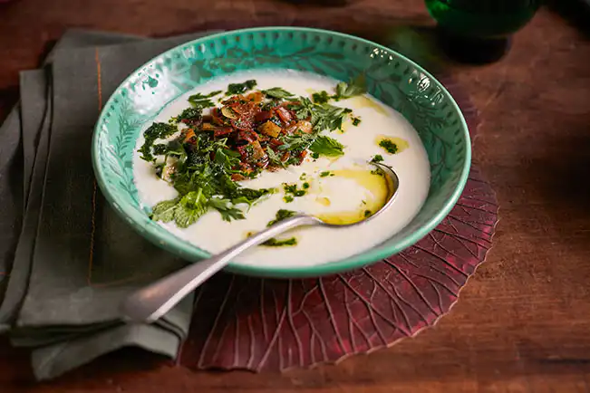 Sopa de iogurte com manteiga de hortelã