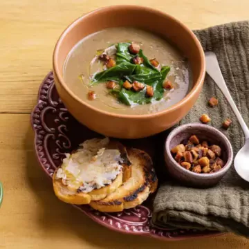 Sopa de lentilha e pão com pastinha de alho