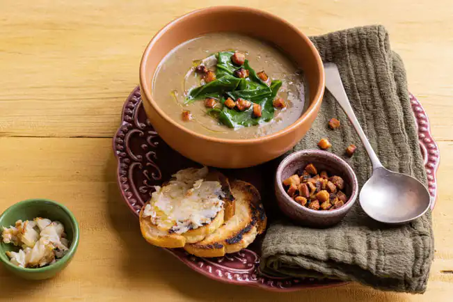 Sopa de lentilha e pão com pastinha de alho
