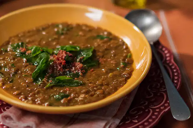 Sopa de lentilha na pressão com espinafre