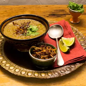 Sopa de lentilha perfumada com limão