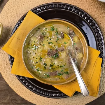 Sopa de mandioca com carne na pressão