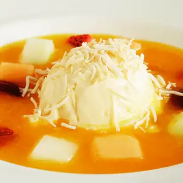 Sopa de manga e gengibre com frutas e sorvete de coco