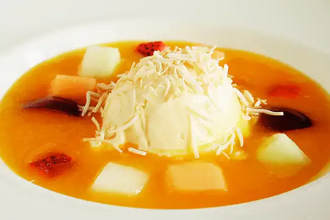 Receita de Sopa de manga e gengibre com frutas e sorvete de coco