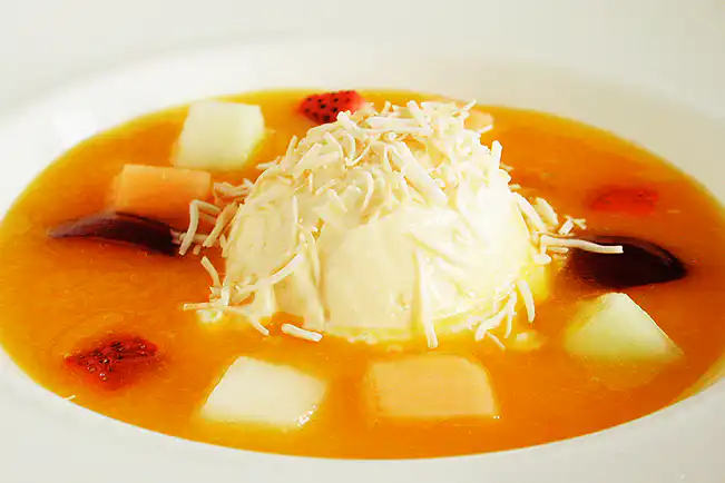 Sopa de manga e gengibre com frutas e sorvete de coco