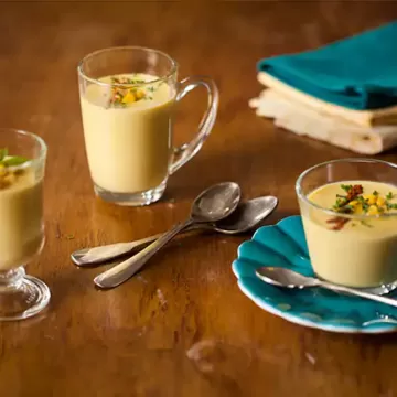 Sopa de milho com páprica e cebolinha