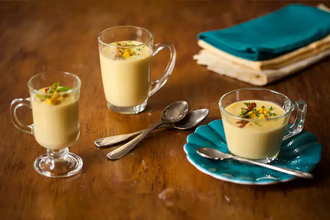 Sopa de milho com páprica e cebolinha
