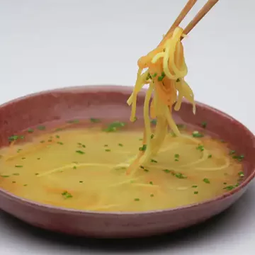 Sopa de missô com noodles