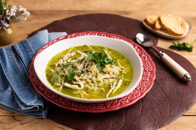 Receita de Sopa de risoni com espinafre e frango (reaproveitamento)