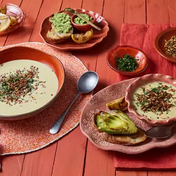 Sopa fria de milho com tostada de avocado