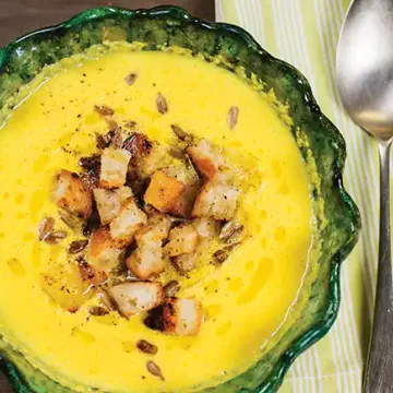 Sopa fria de pimentão amarelo com iogurte