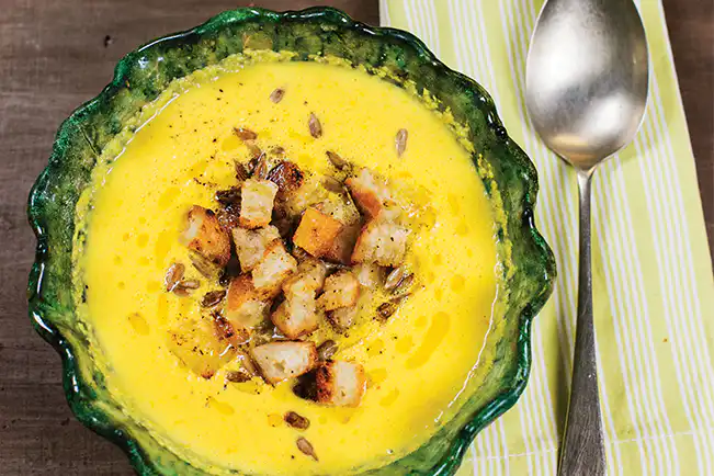 Sopa fria de pimentão amarelo com iogurte