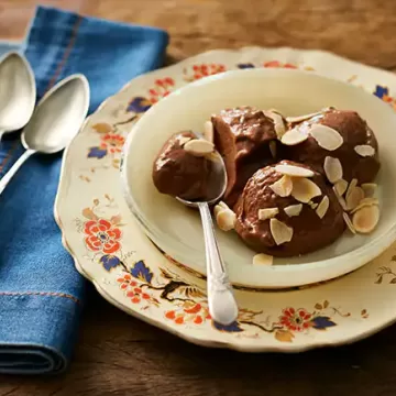Sorvete de chocolate com amêndoas