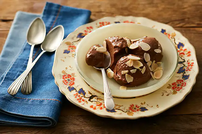 Sorvete de chocolate com amêndoas