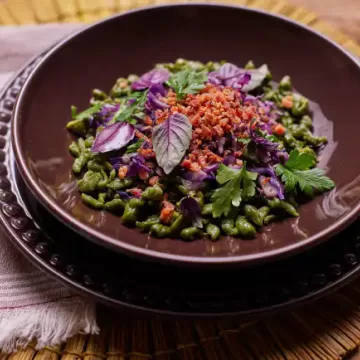 Spatzle de taioba com repolho-roxo na manteiga