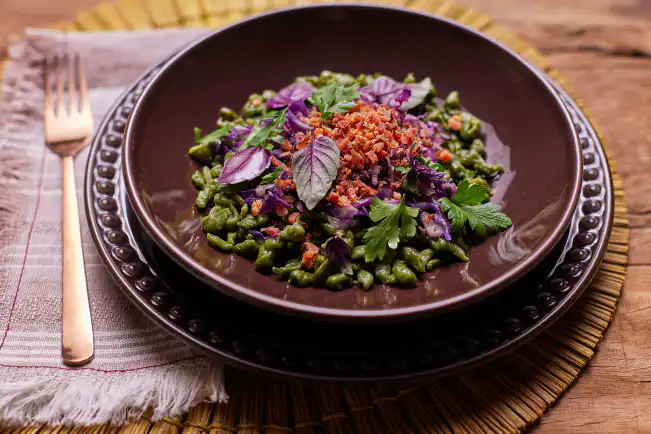 Spatzle de taioba com repolho-roxo na manteiga