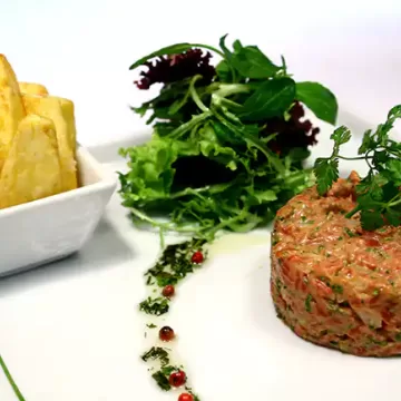 Steak tartare com batata frita