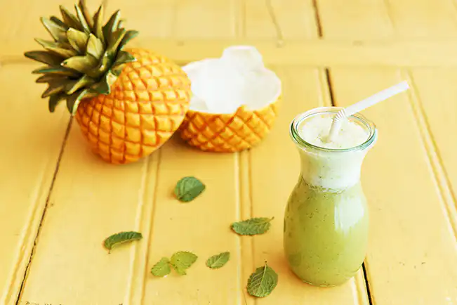 Suco de abacaxi com hortelã