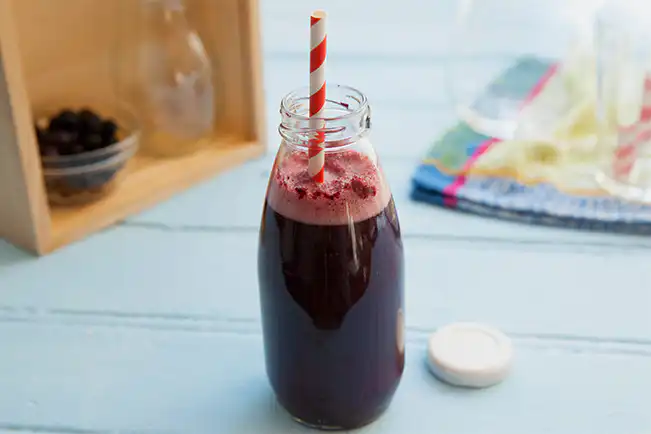Suco de abacaxi com maçã e mirtilo
