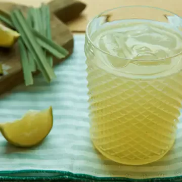 Suco de limão com capim-santo