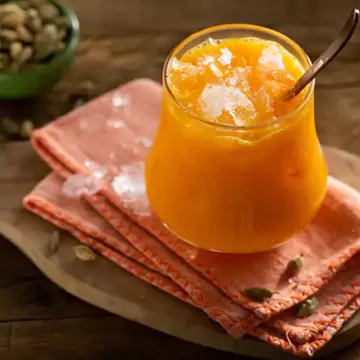 Suco de manga com cardamomo