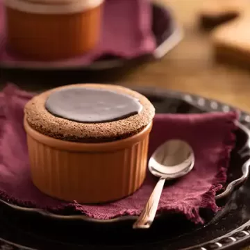 Suflê de chocolate com calda de chocolate
