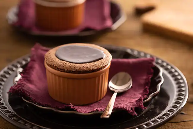 Suflê de chocolate com calda de chocolate