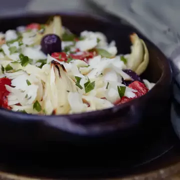 Talharim com bacalhau e legumes assados
