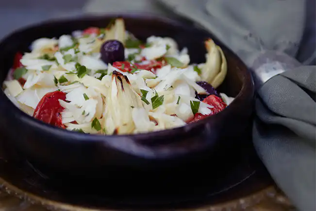 Talharim com bacalhau e legumes assados