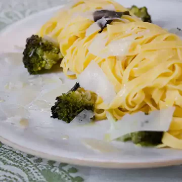 Talharim com brócolis assado ao alho e óleo