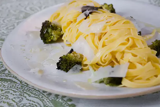 Receita de Talharim com brócolis assado ao alho e óleo