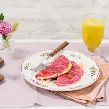 Tapioca cor-de-rosa com queijo meia cura