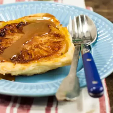 Tarte tatin de abacaxi com calda de caramelo