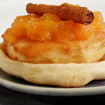 Tarte tatin individual com damasco e canela